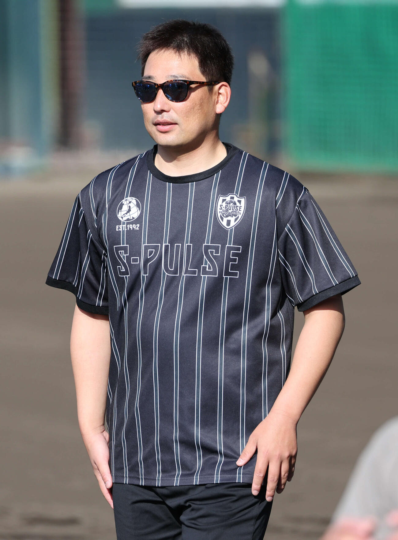 合同自主トレに合流した阪神岩崎はJリーグ清水エスパルスのシャツを着用（撮影・西尾就之）