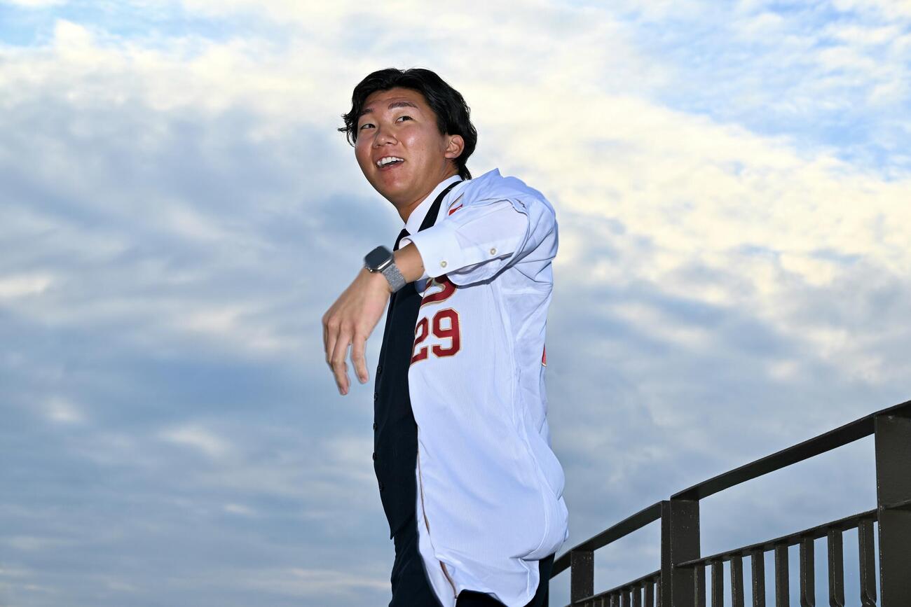 入団会見でユニホームを着る楽天田中千（撮影・滝沢徹郎）