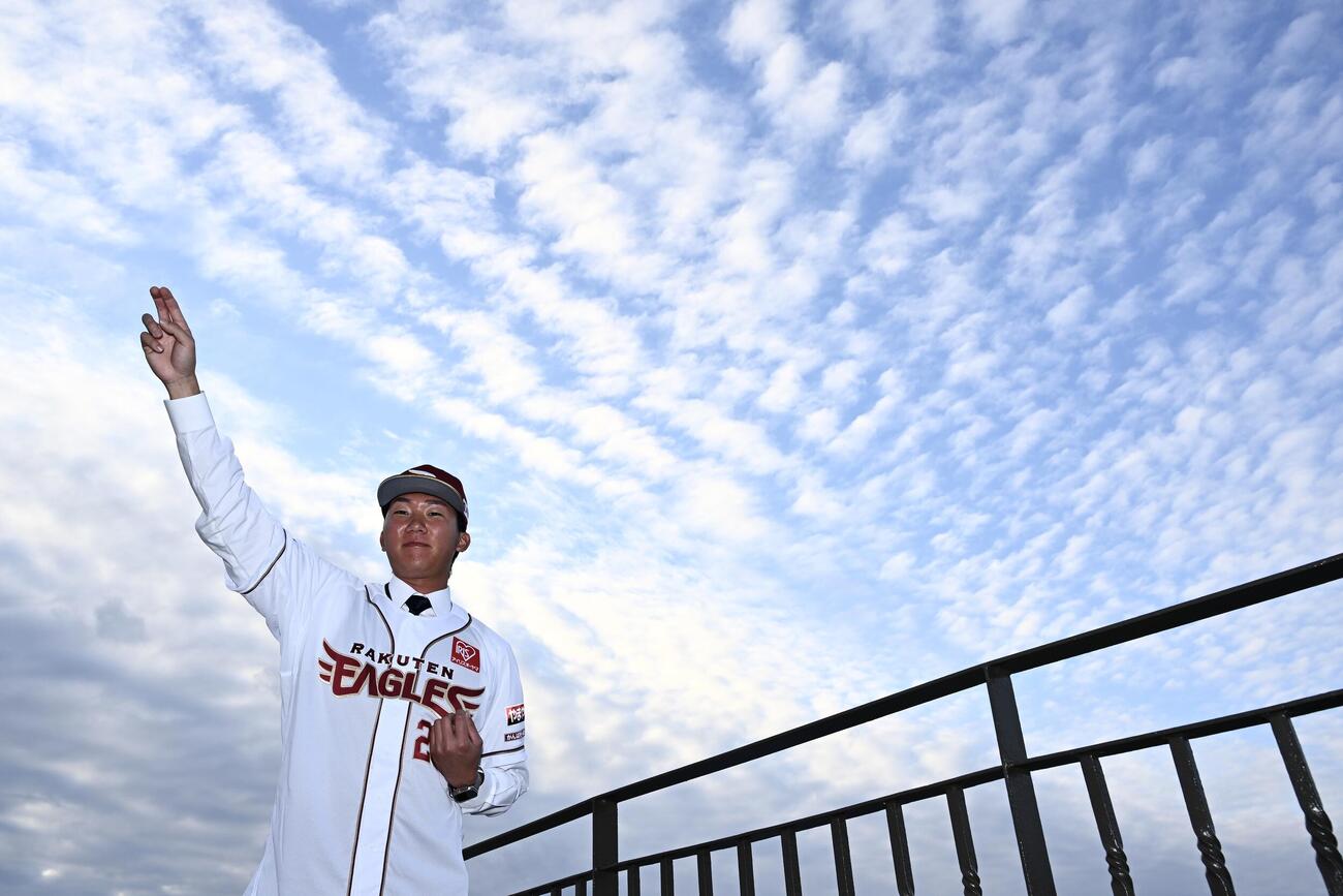 入団会見でユニホーム姿でシャドーピッチングをする楽天田中千（撮影・滝沢徹郎）