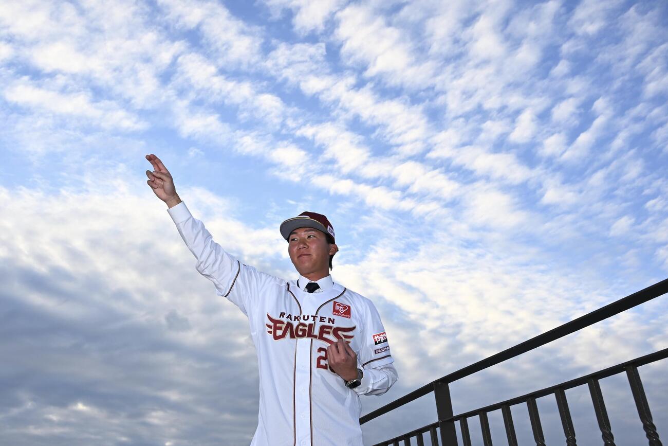 入団会見でユニホーム姿でシャドーピッチングをする楽天田中千（撮影・滝沢徹郎）