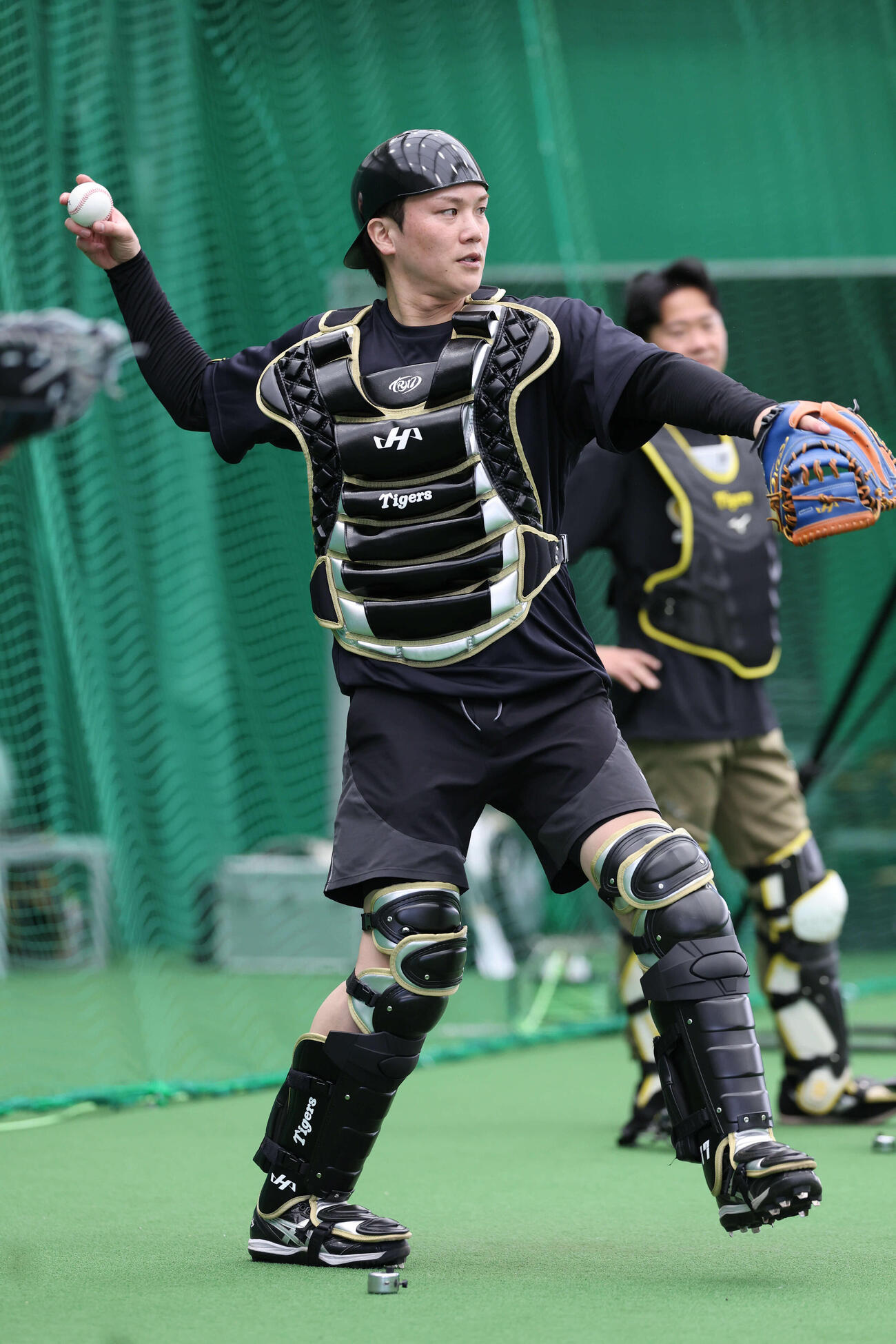 阪神のロゴ入りプロテクターでブルペンに入る阪神伏見（撮影・西尾就之）