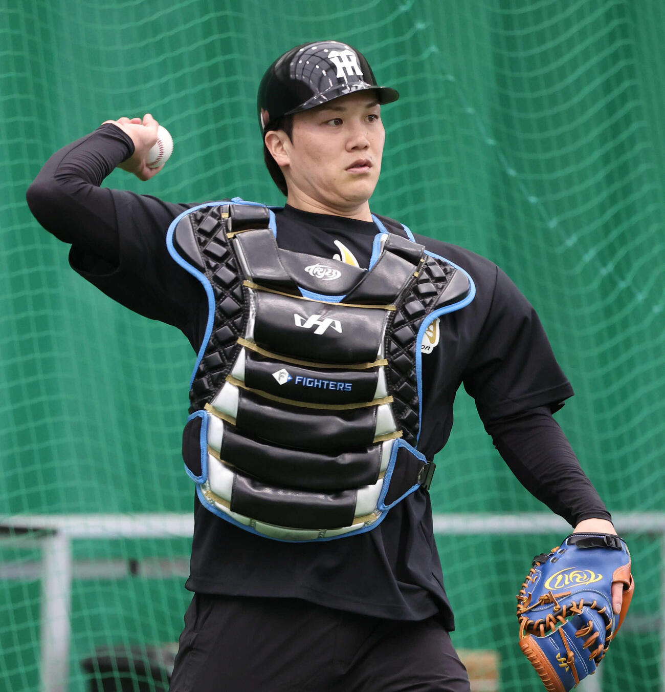 29日、ブルペンで投手陣の投球を受けた阪神伏見。プロテクターは日本ハム時代のものだった