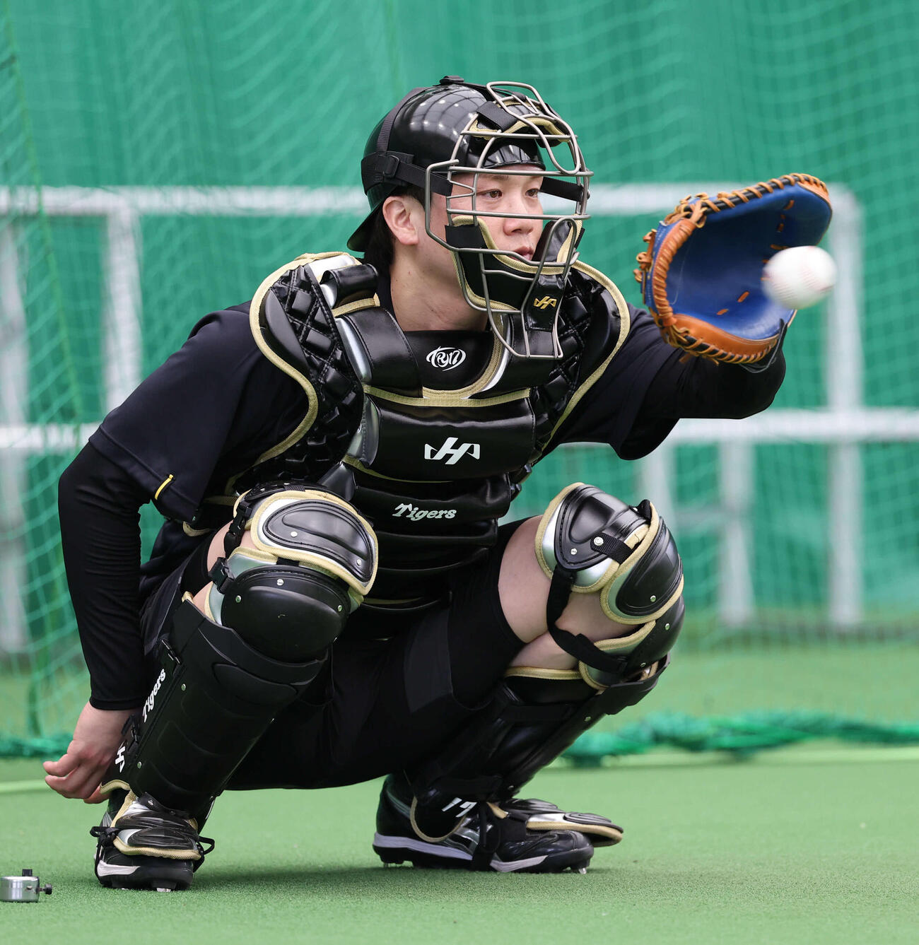 阪神のロゴ入りプロテクターでブルペンに入る阪神伏見（撮影・西尾就之）