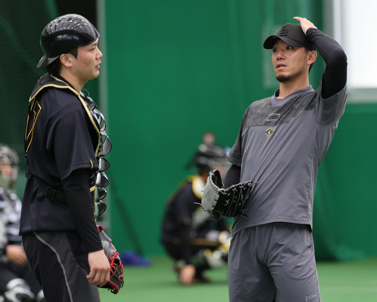 ブルペンで投げ込んだ伊藤将（右）は伏見と話す（撮影・西尾就之）