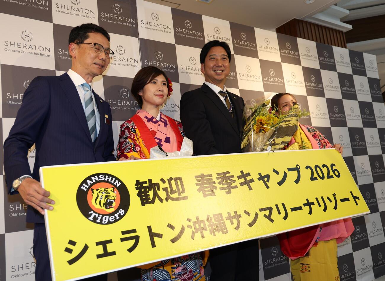 キャンプ宿舎に到着した阪神藤川監督は歓迎セレモニーを終え、記念写真に納まる（撮影・西尾就之）=2026年1月31日