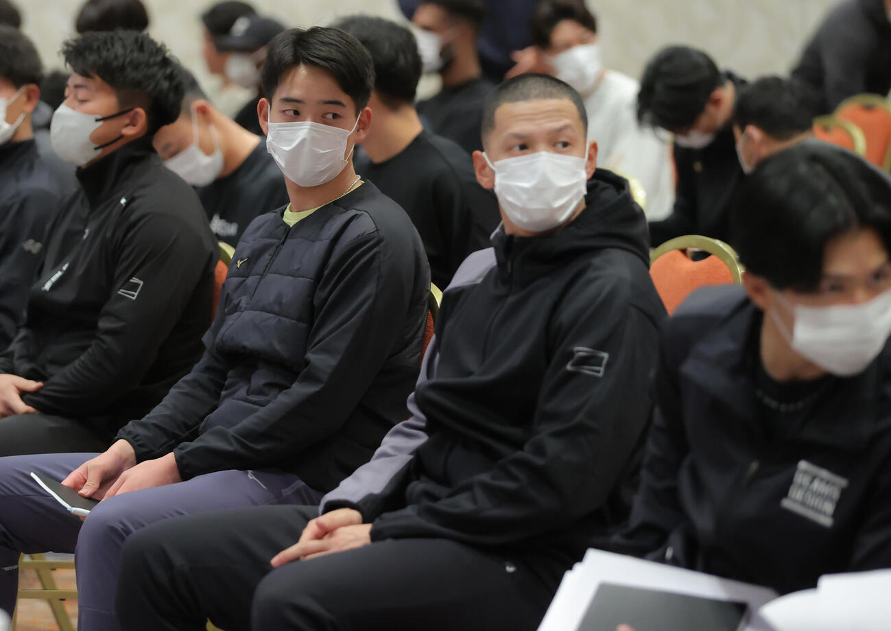 阪神全体ミーティングに臨む、左から立石、早瀬、能登、山崎