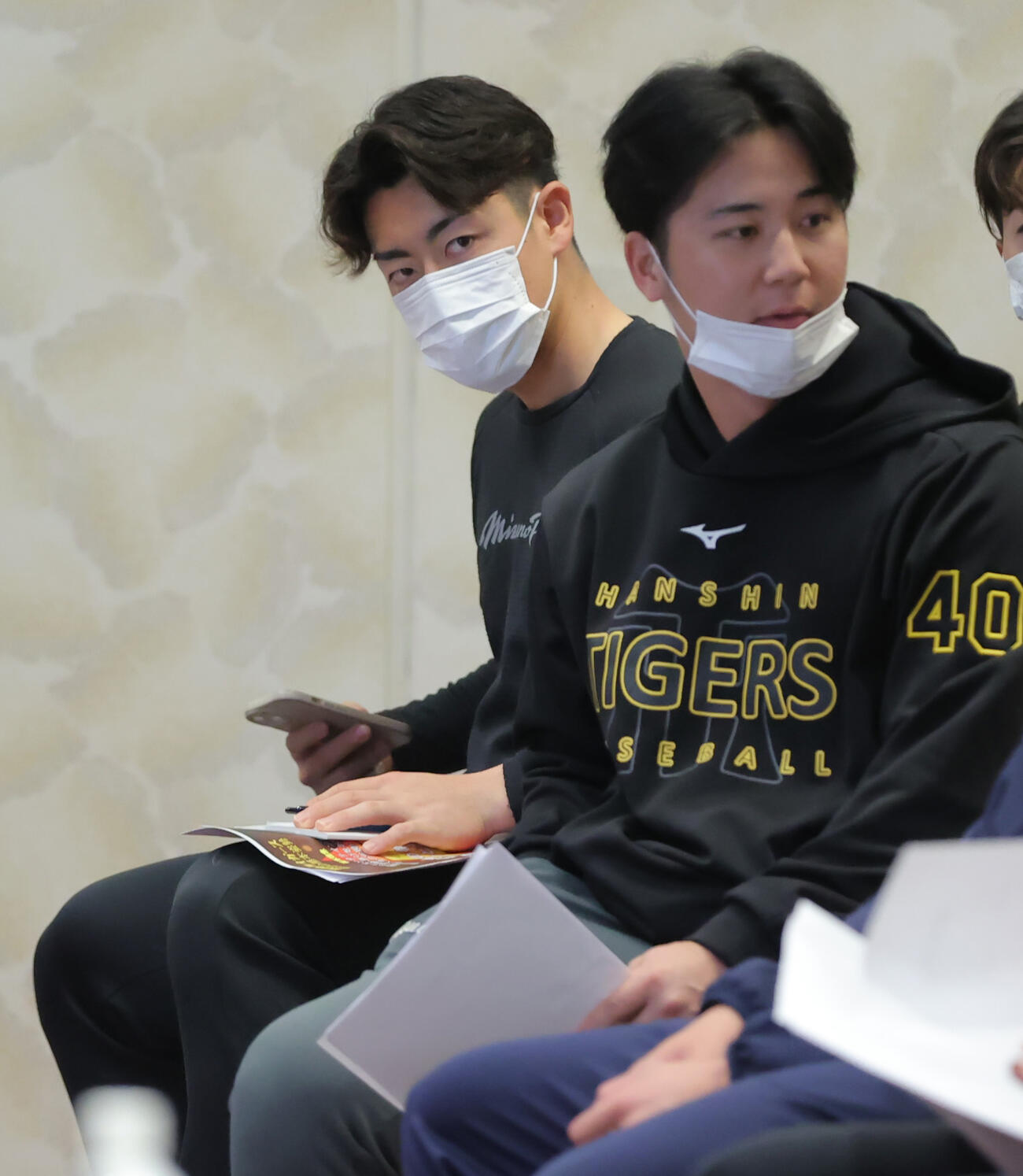 全体ミーティングに臨む阪神谷端（左）と井坪