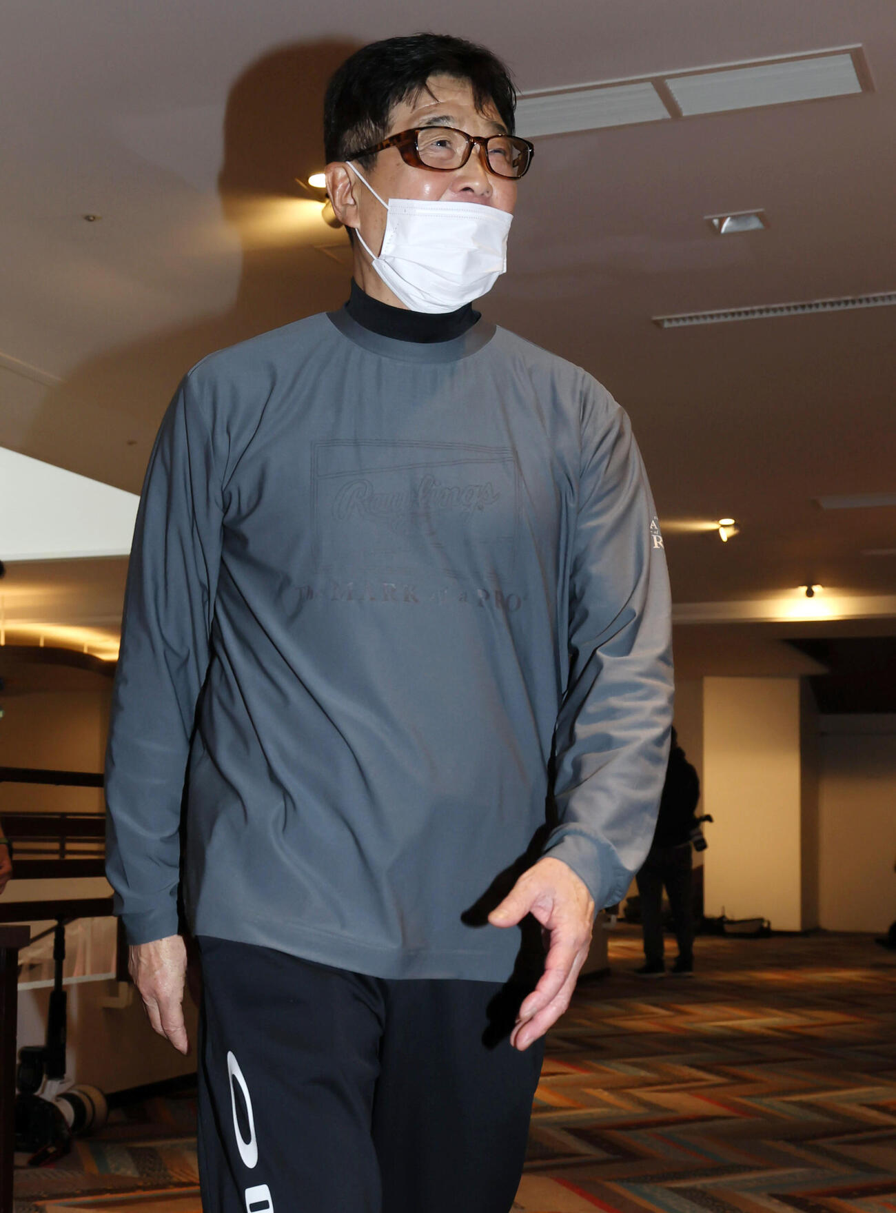 1、2軍合同のキャンプ前日ミーティングに出席する阪神平田2軍監督（撮影・加藤哉）