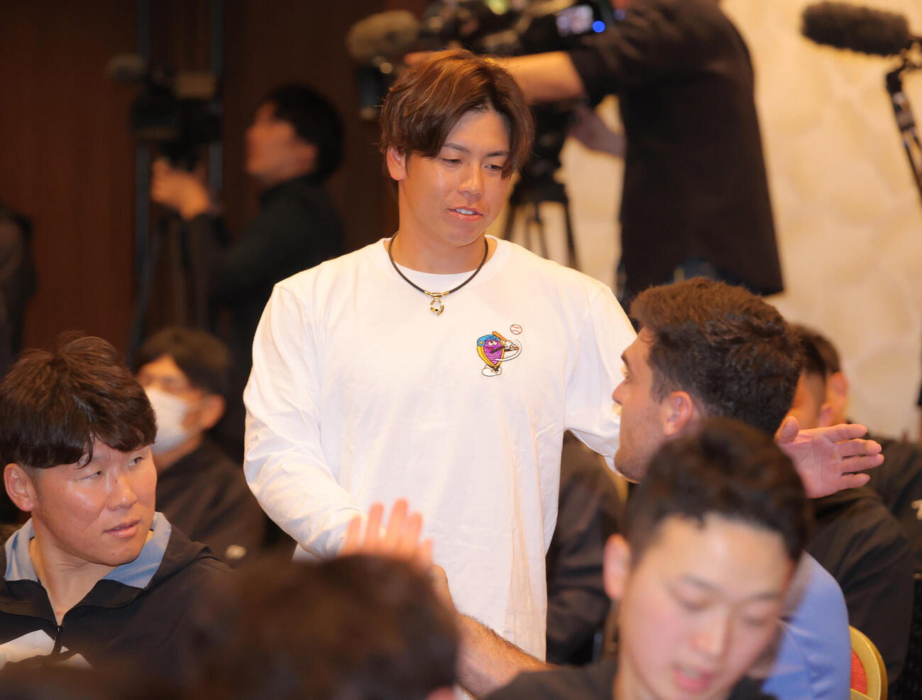 全体ミーティングに臨む阪神梅野