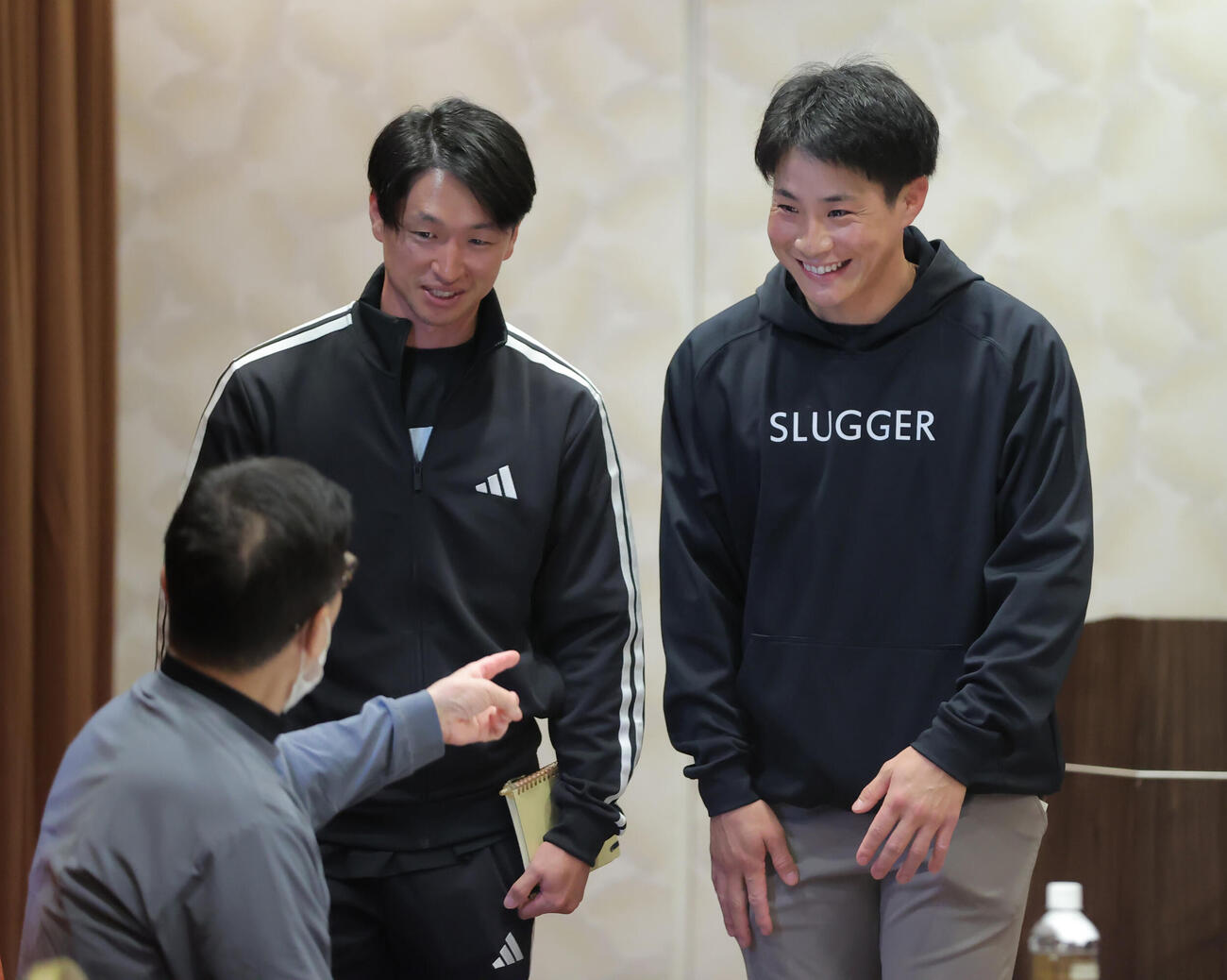 全体ミーティングに臨む阪神近本（左）と木浪