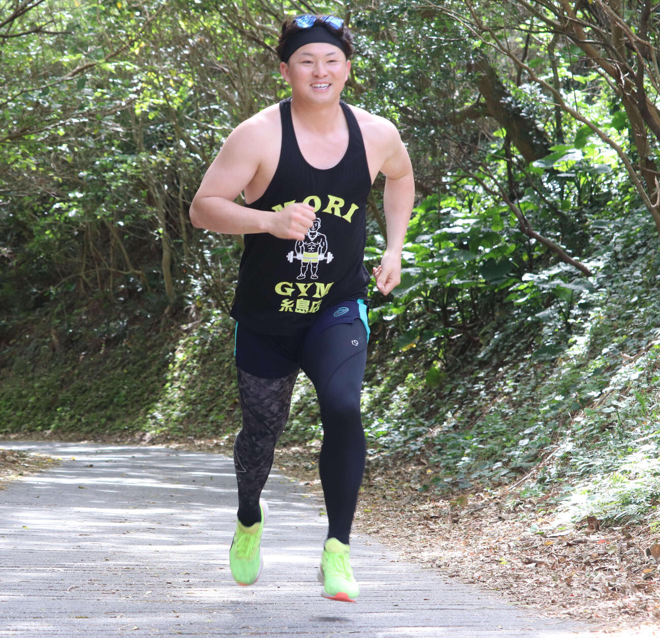 沖縄・今帰仁村で坂道ダッシュするDeNA竹田（撮影・小早川宗一郎）