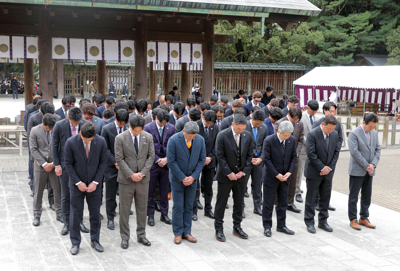 宮崎神宮を参拝した阿部監督（中央）ら巨人の選手たち