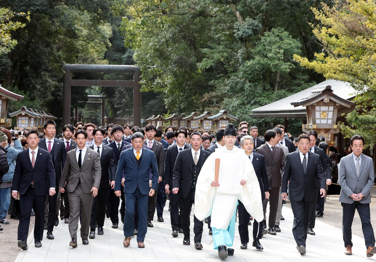 キャンプ入りを前に宮崎神宮に参拝する阿部監督（中央）ら巨人の選手たち（撮影・浅見桂子）