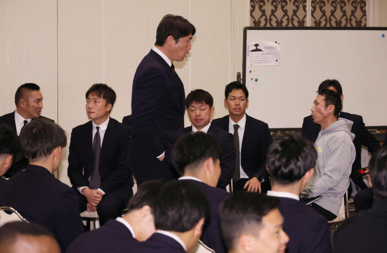 日南キャンプ入りし、全体ミーティング会場に入る広島新井監督（撮影・加藤孝規）