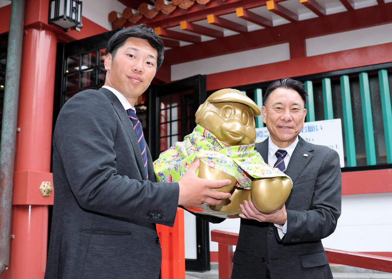 「金のつば九郎」を手に笑顔を見せるヤクルト古賀（左）と池山監督（撮影・鈴木正人）