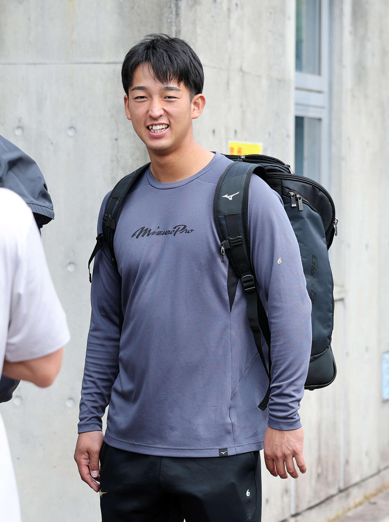合同自主トレを終え引き揚げるヤクルト松下（撮影・鈴木正人）　