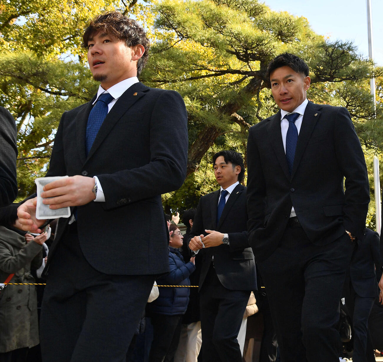 必勝祈願を終えて引き揚げる、左からソフトバンク牧原大、川瀬、柳田（撮影・岩下翔太）