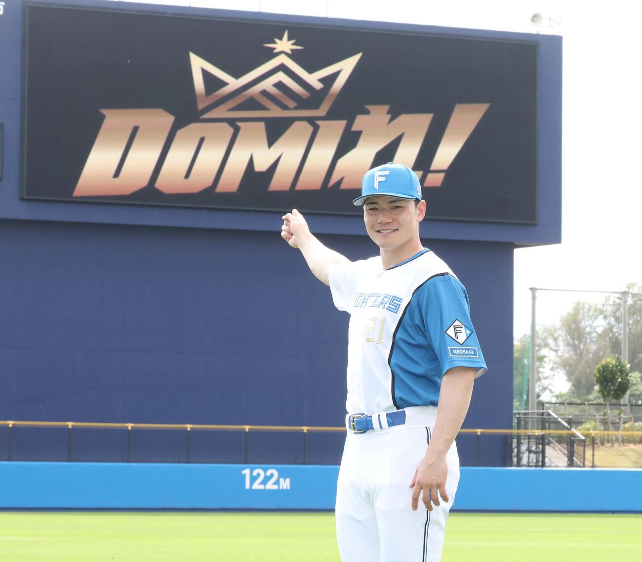 日本ハムの2026年チームスローガン「DOMIれ！」を正式に発表する清宮幸（撮影・黒川智章）