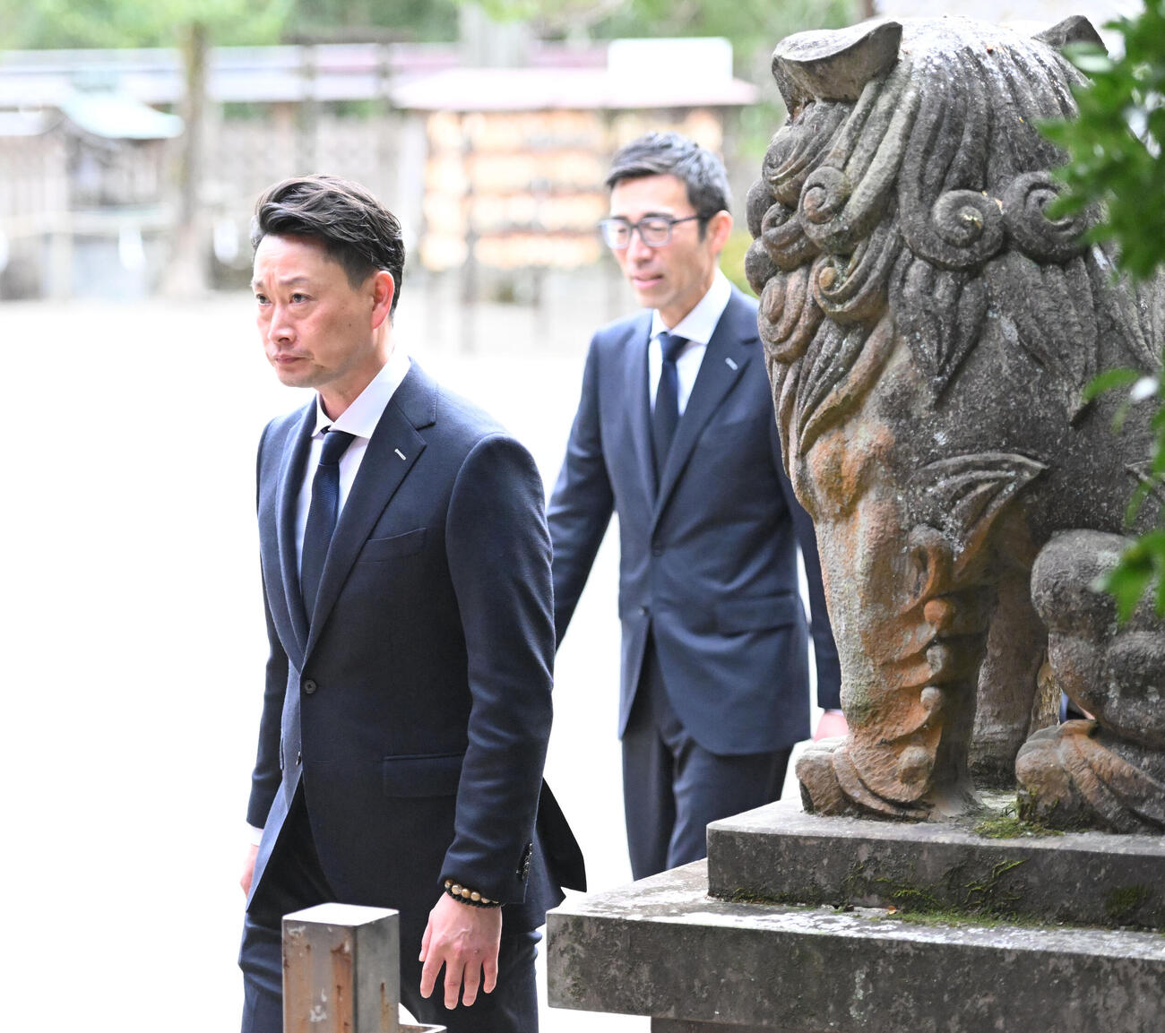 神社参拝するオリックス岸田護監督（撮影・和賀正仁）