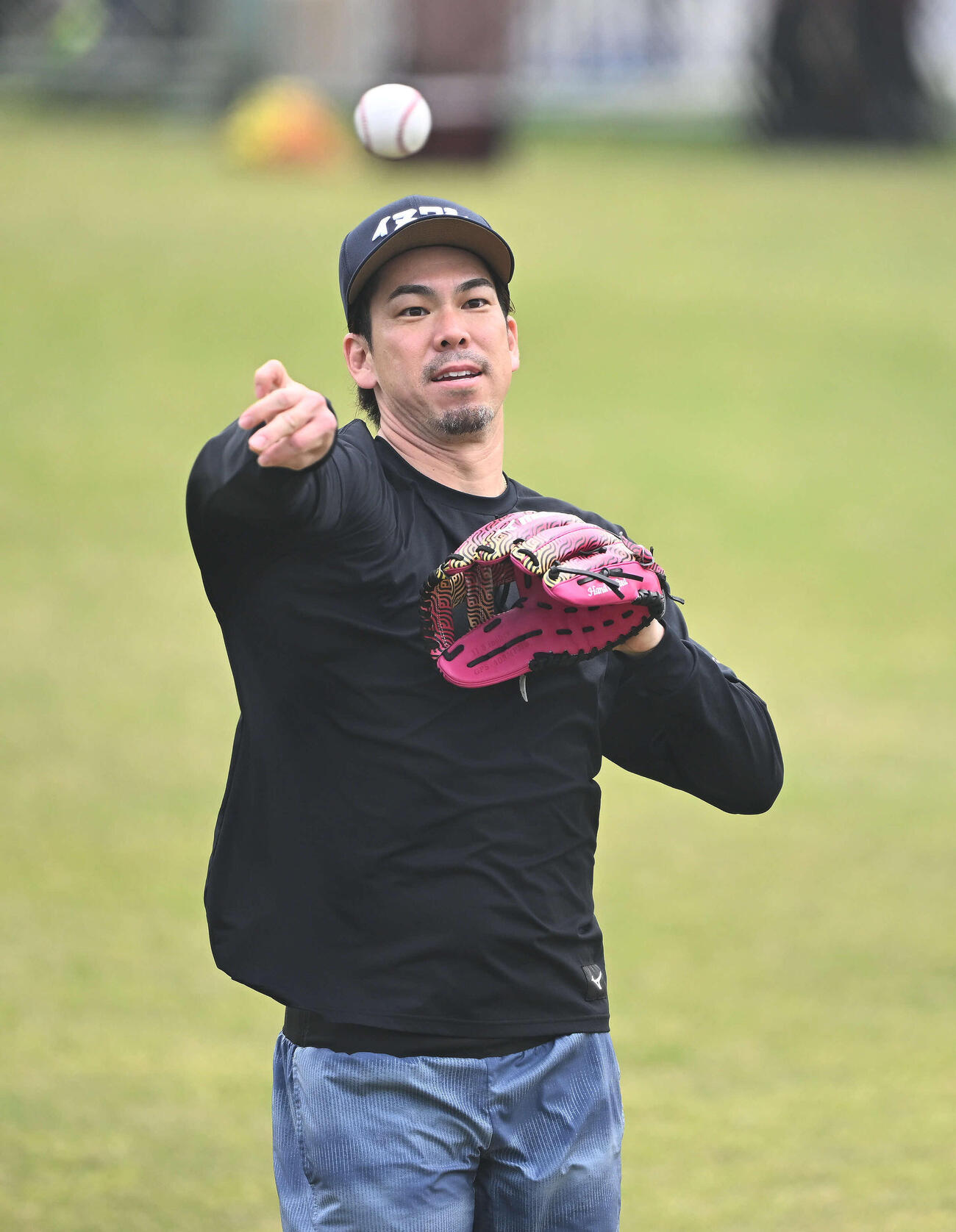 自主トレでキャッチボールする楽天前田健（撮影・滝沢徹郎）