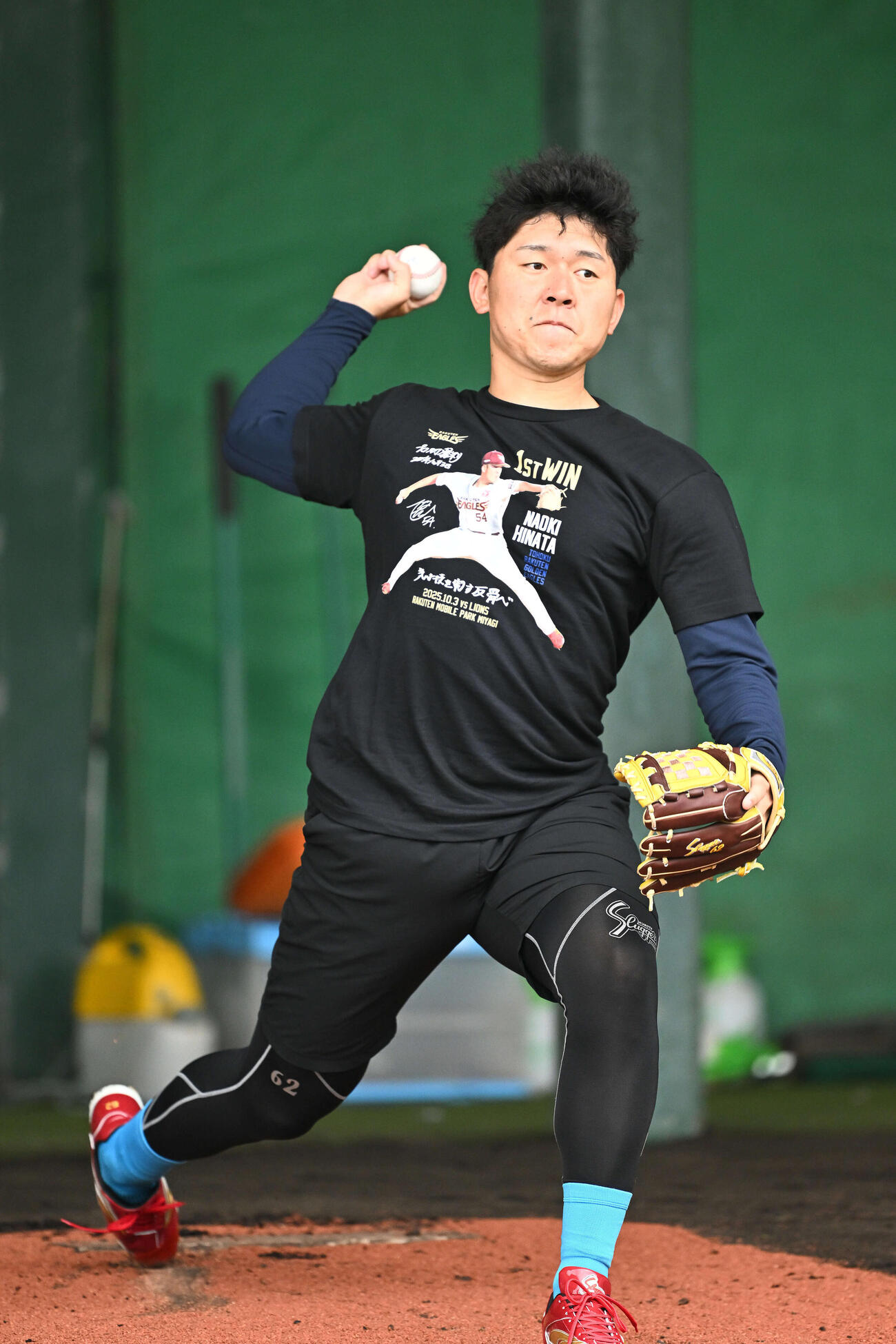 自主トレでブルペン投球する楽天西口（撮影・滝沢徹郎）