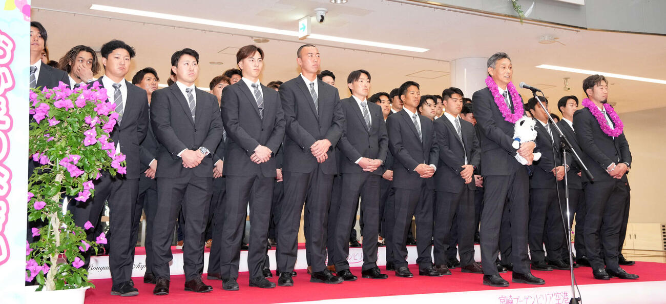 宮崎空港に到着し歓迎セレモニーであいさつする西武西口監督（右から2人目）（撮影・小島史椰）