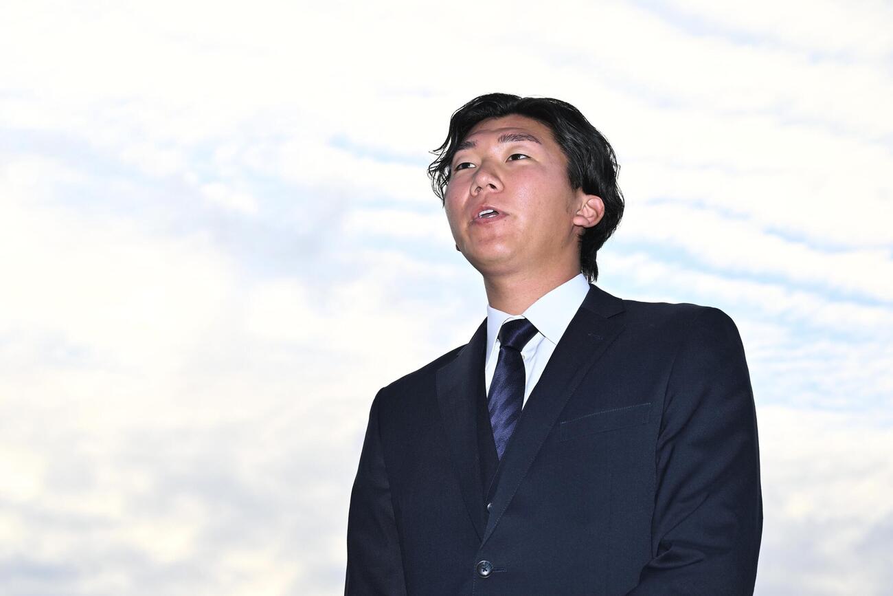 入団会見をする楽天田中千（撮影・滝沢徹郎）
