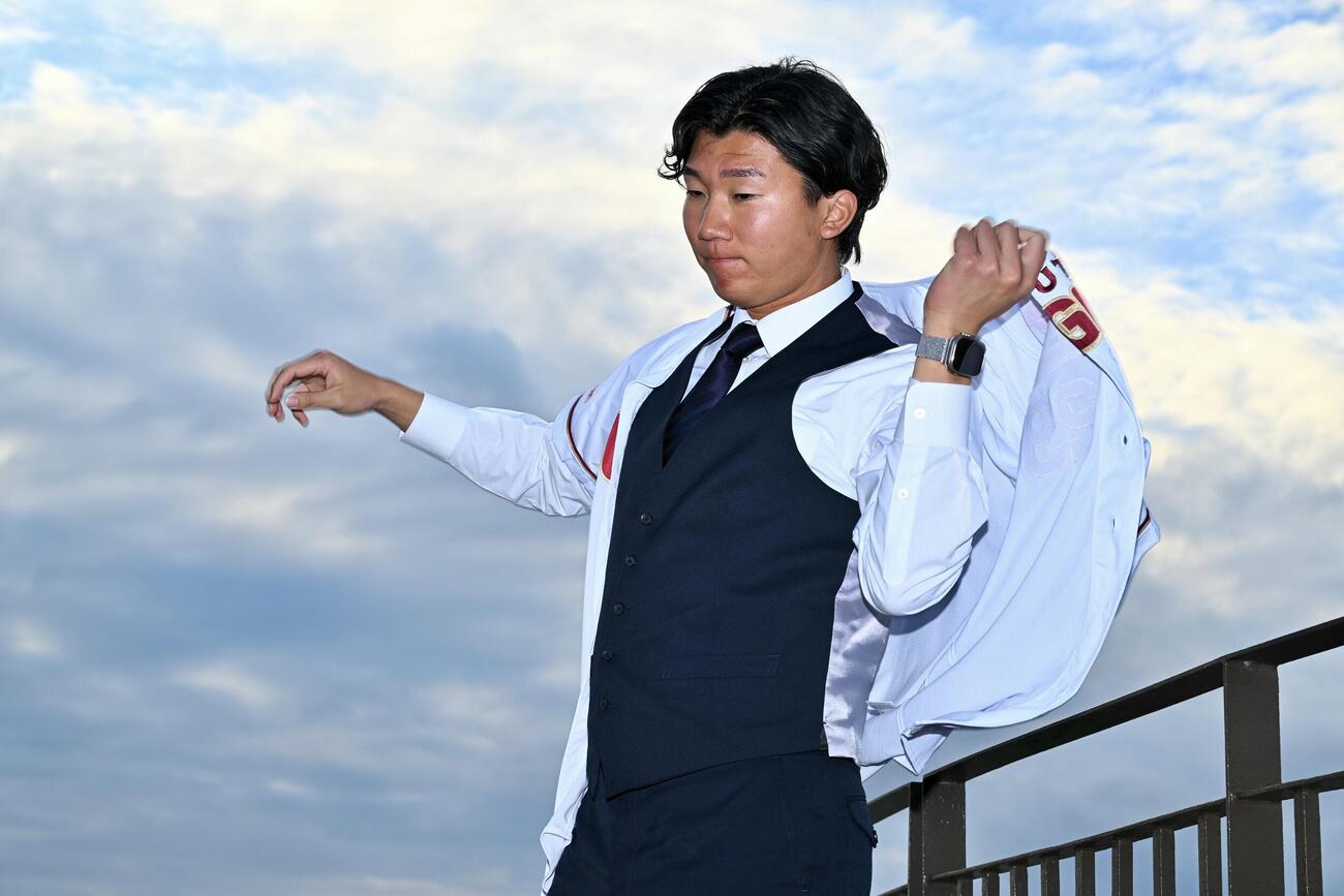 入団会見でユニホームを着る楽天田中千（撮影・滝沢徹郎）