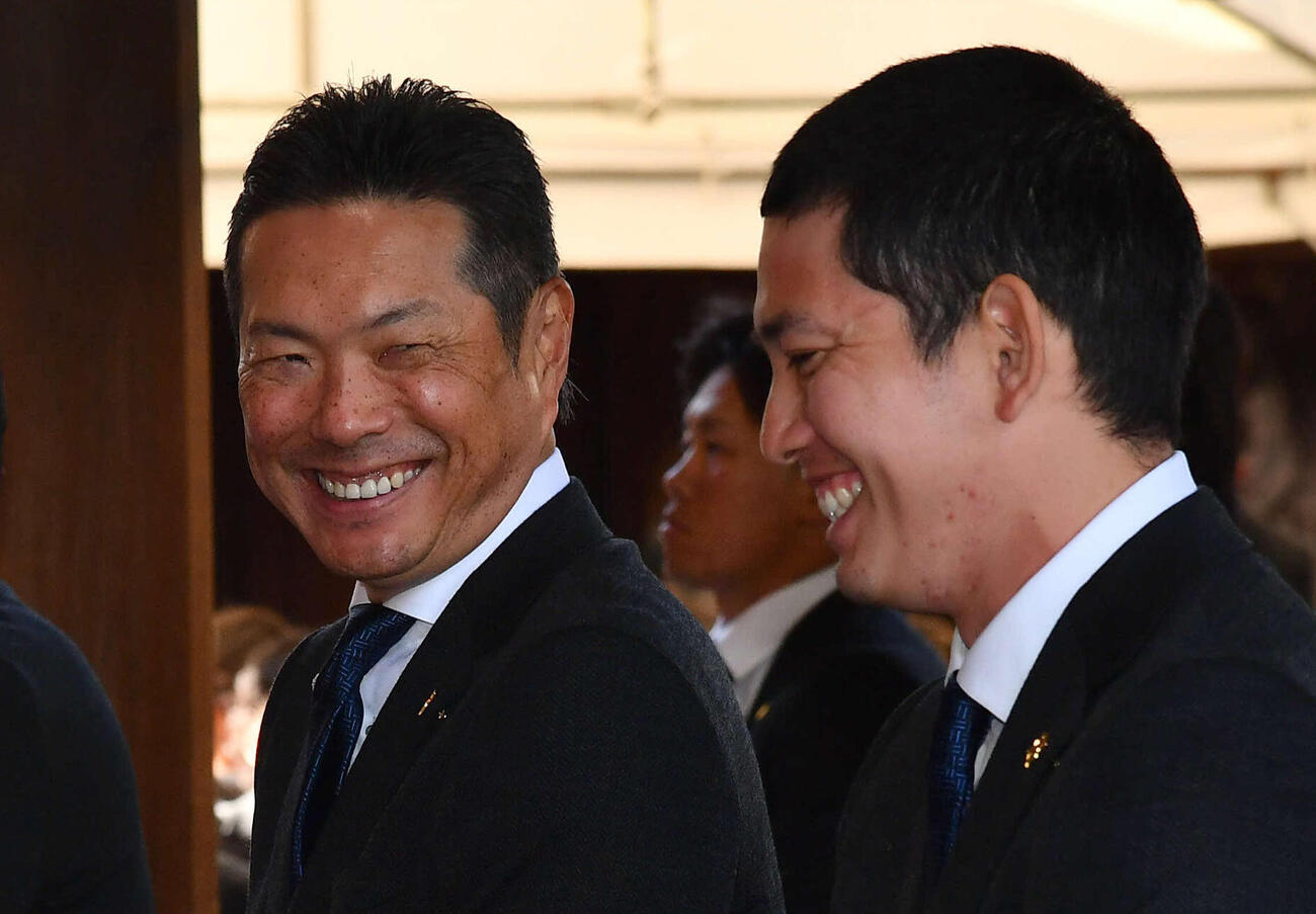 必勝祈願で栗原（右）と談笑するソフトバンク小久保監督（撮影・岩下翔太）