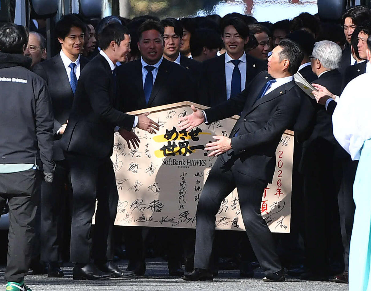 丸刈りとなった栗原（左）の姿を見て驚くソフトバンク小久保監督（撮影・岩下翔太）