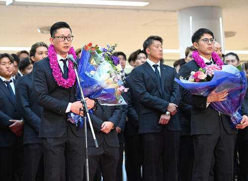 1月30日、空港セレモニーで花束を手にあいさつするオリックス岸田監督