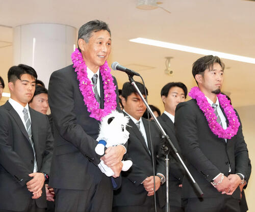 宮崎空港に到着し歓迎セレモニーであいさつする西武西口監督（左）（撮影・小島史椰）