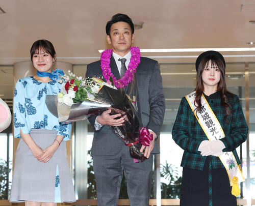 1月30日、宮崎空港に到着し歓迎セレモニーを受けたロッテのサブロー監督