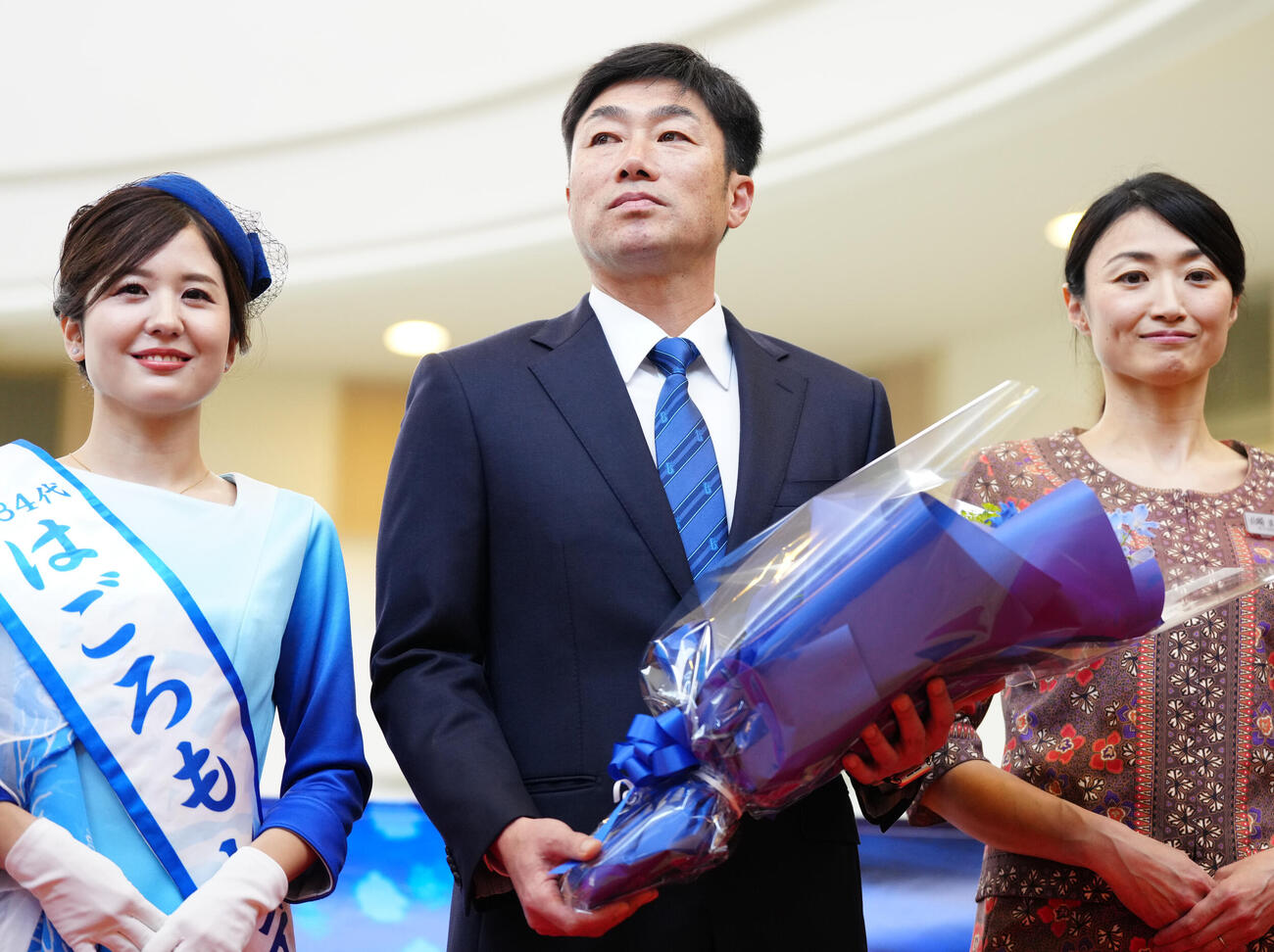 歓迎セレモニーに臨むDeNA相川監督（中央）（撮影・鈴木みどり）