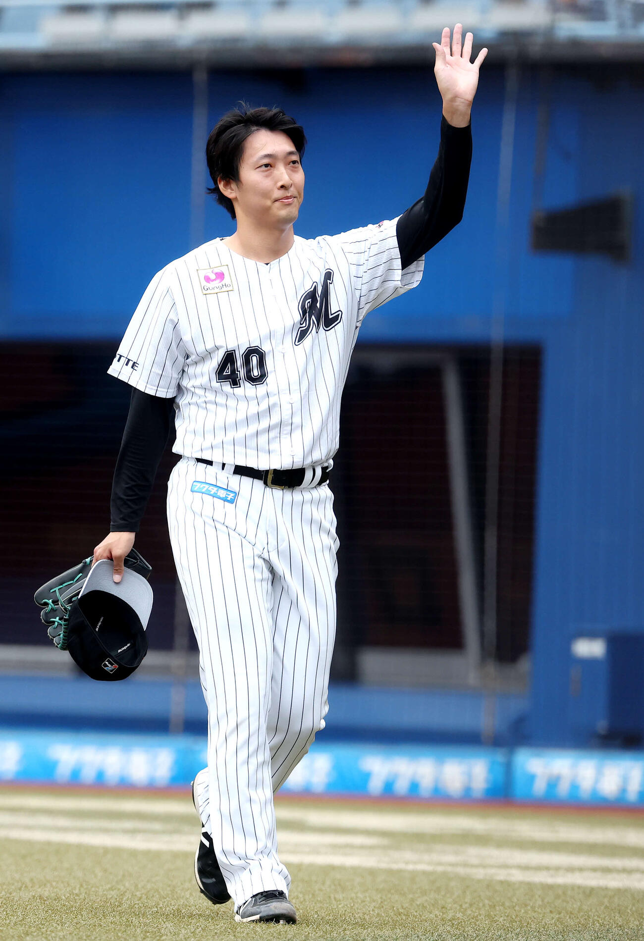合同トライアウトを終え、声援に応えながら引き揚げる元ロッテ島（2024年11月撮影）