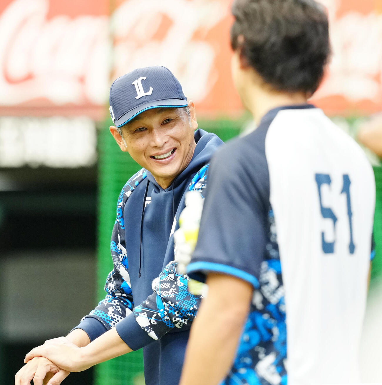 試合前練習で西武西川（右）と言葉を交わす西口監督（2025年6月撮影）