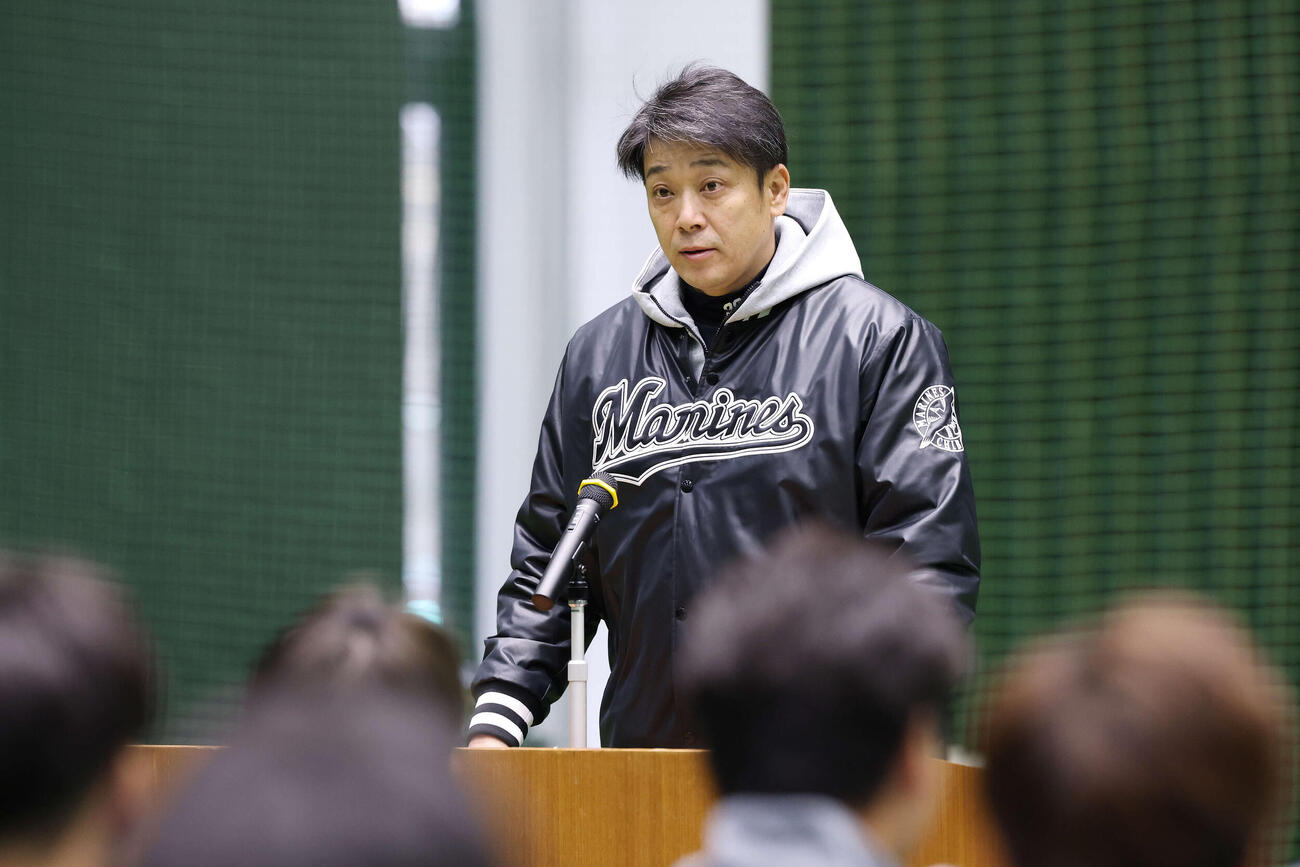 全体ミーティングで話すロッテのサブロー監督（撮影・宮地輝）