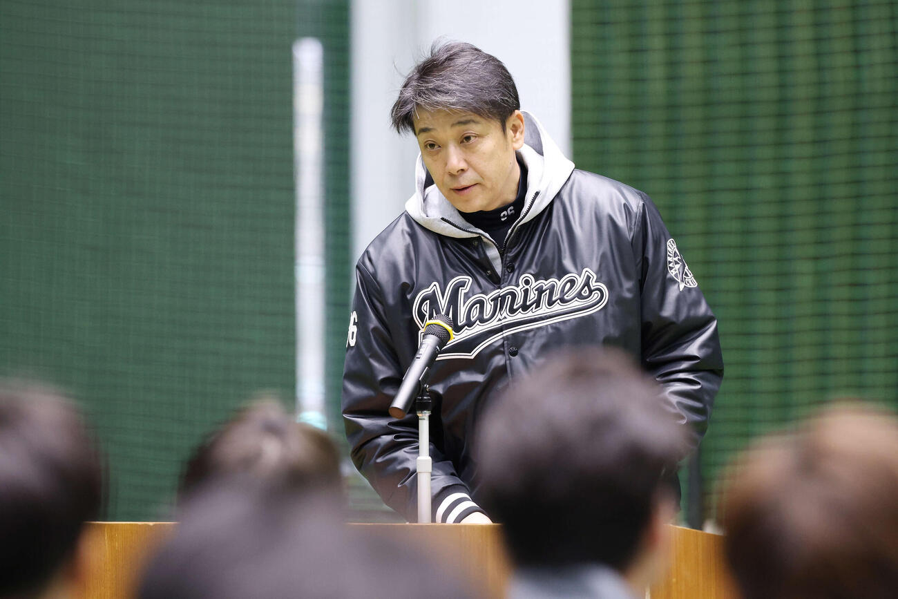 全体ミーティングで話すロッテのサブロー監督（撮影・宮地輝）
