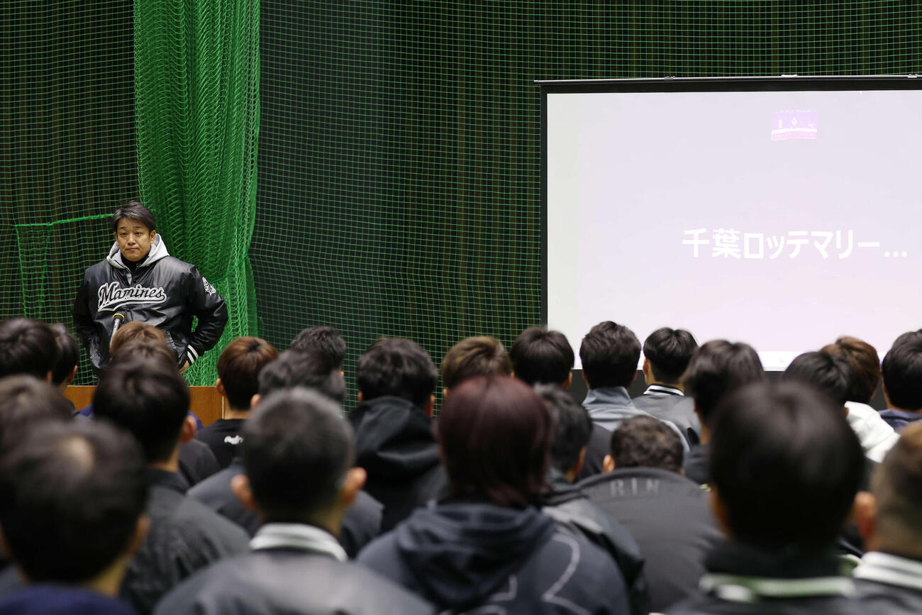 全体ミーティングで話すロッテのサブロー監督（撮影・宮地輝）