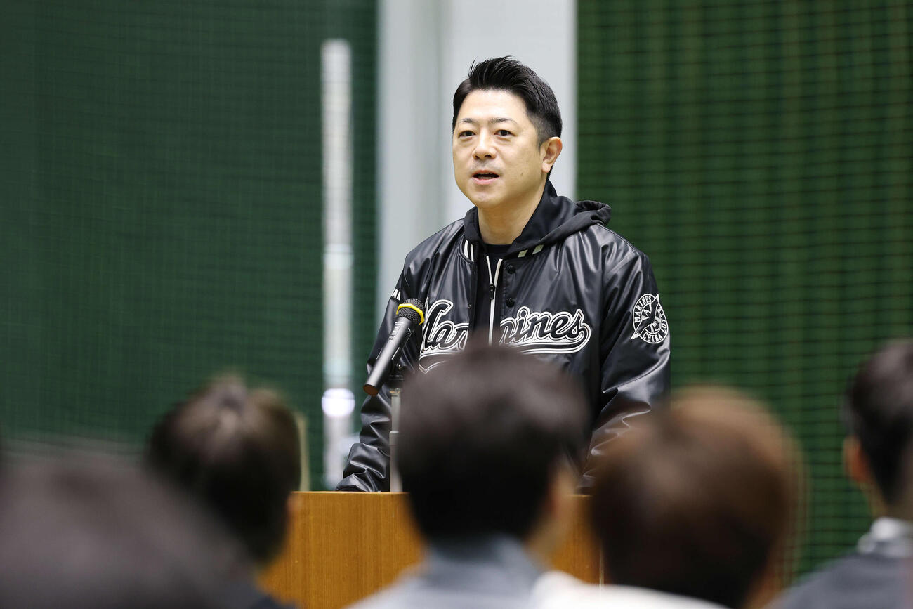全体ミーティングで話すロッテ高坂球団社長（撮影・宮地輝）