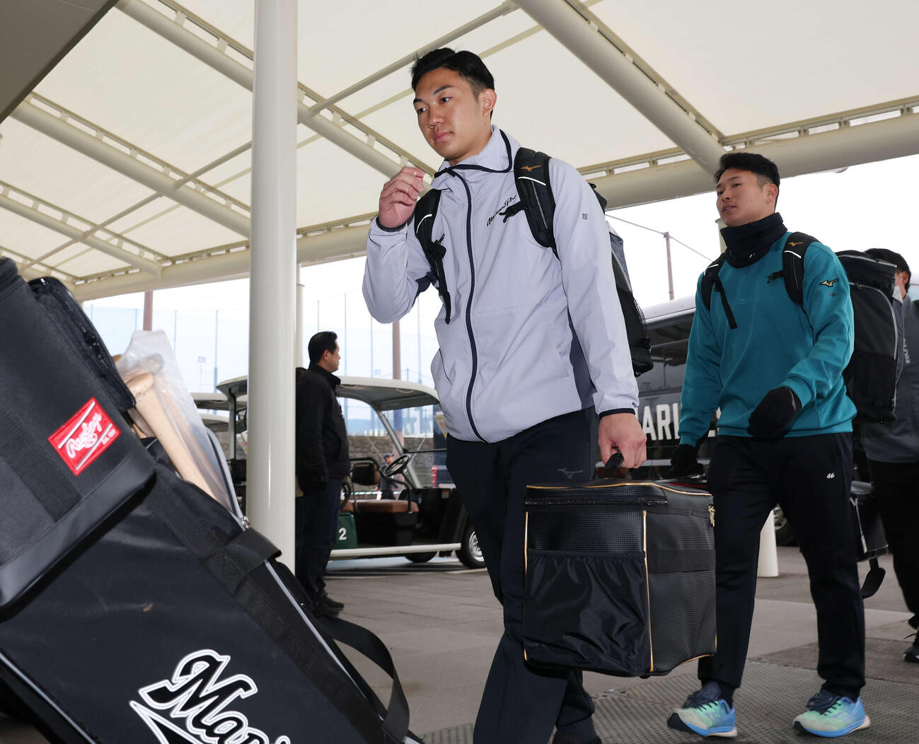 全体ミーティングに向かうロッテ石垣元（撮影・宮地輝）