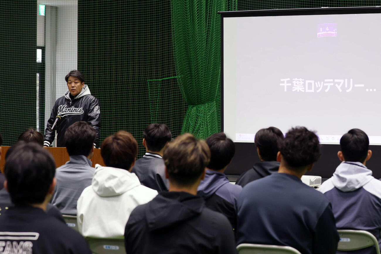 全体ミーティングで話すロッテのサブロー監督（撮影・宮地輝）