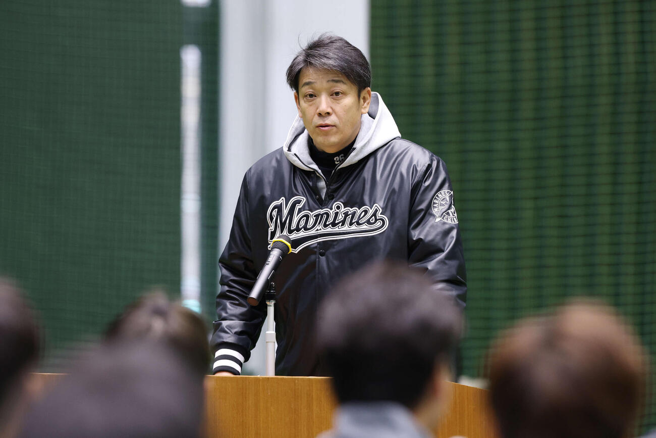 全体ミーティングで話すロッテのサブロー監督（撮影・宮地輝）