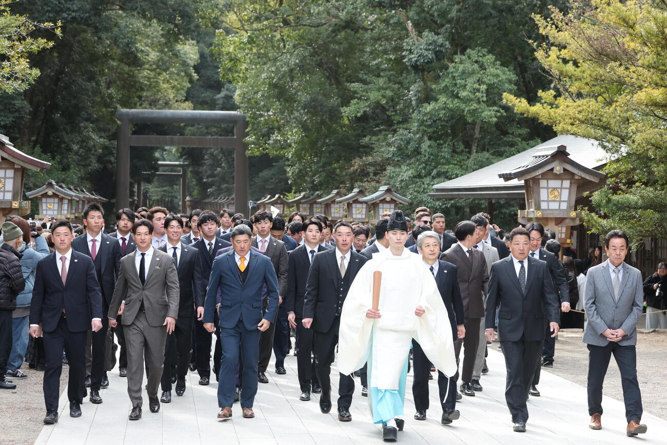宮崎神宮に参拝する阿部監督(中央)ら巨人の選手たち(撮影・浅見桂子)