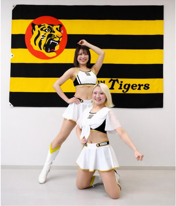 デザインが一新されたターガースガールズのユニホームをまといポーズを決めるNonoa（左）とFua