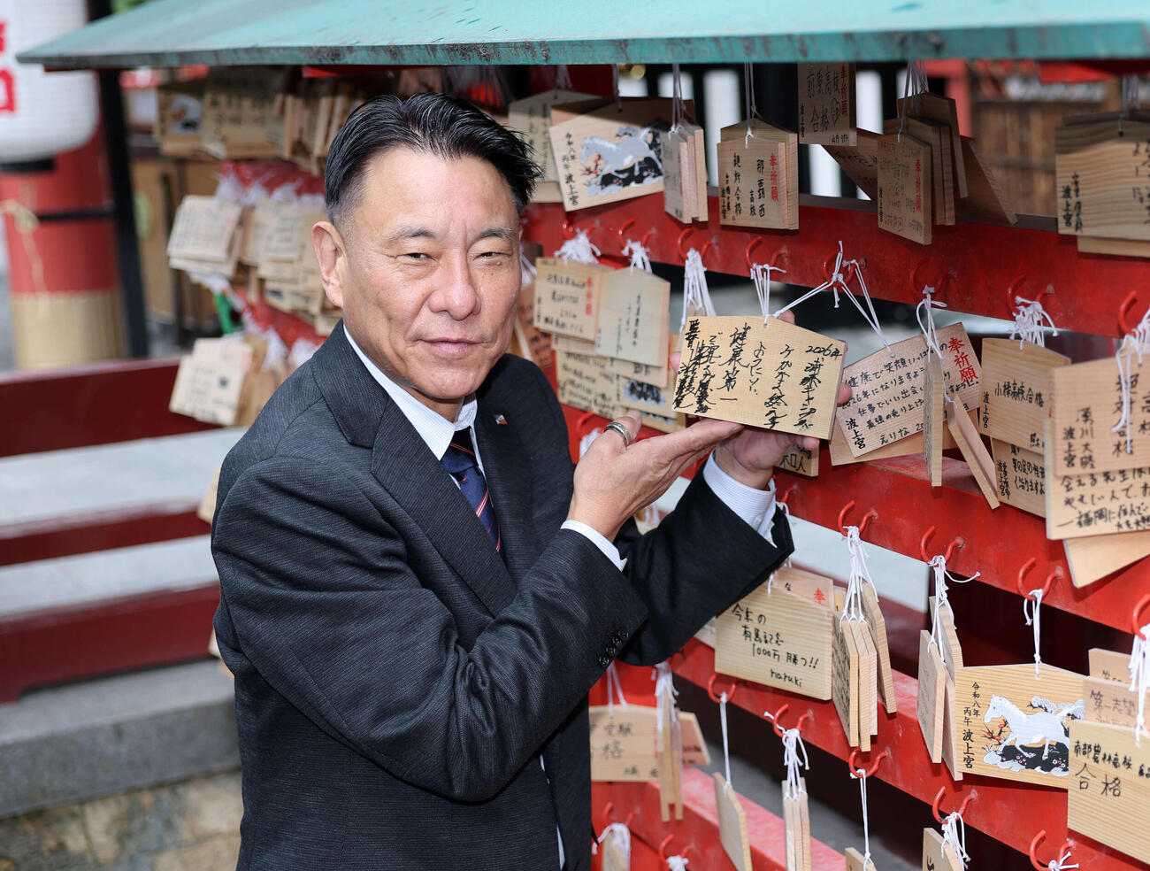 絵馬を手に写真に納まるヤクルト池山監督（撮影・鈴木正人）　