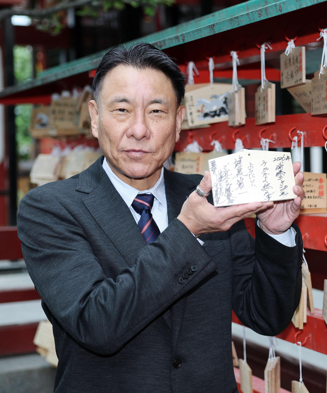 絵馬を手に写真に納まるヤクルト池山監督（撮影・鈴木正人）　