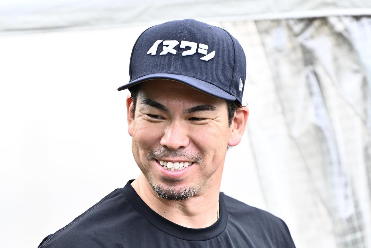 「イヌワシ」と書かれたキャップを被り自主トレに臨む楽天前田健（撮影・滝沢徹郎）