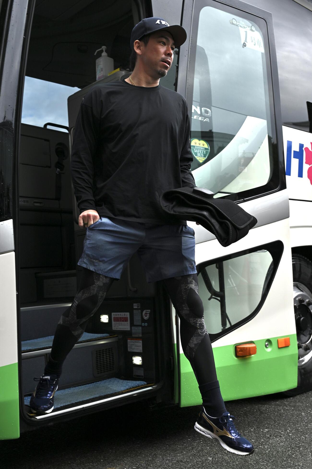 金武町ベースボールスタジアムに到着した楽天前田健太（撮影・滝沢徹郎）