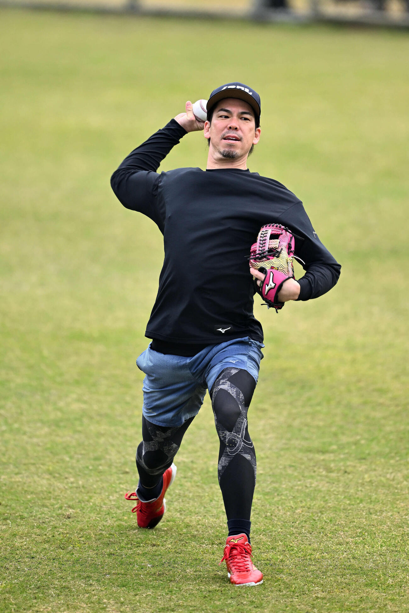 自主トレでキャッチボールする楽天前田健（撮影・滝沢徹郎）